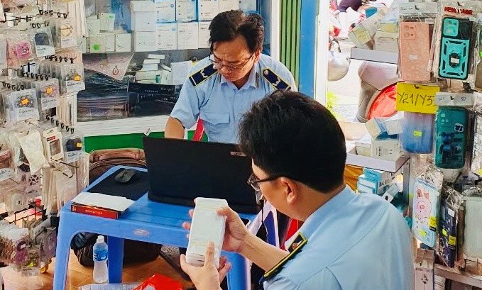 Bình Thuận: Phát hiện hộ kinh doanh linh kiện, phụ kiện điện thoại nghi nhập lậu